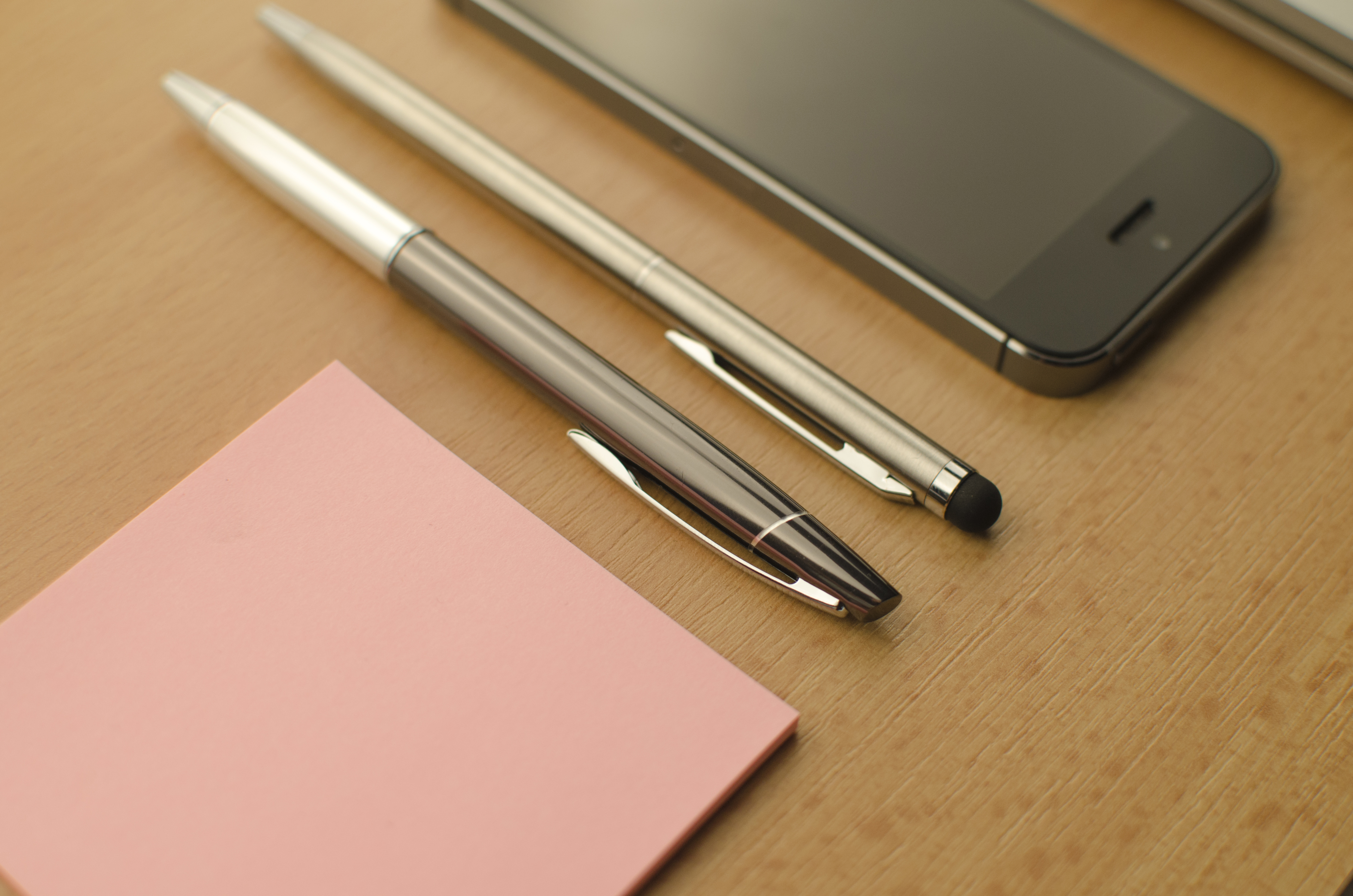 There pens on the table. Ручка на столе. Авторучка. Ручка макбук блокнот айфон. Ручка бумага карандаш в стол много.