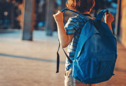 Skolebarn med rygsæk