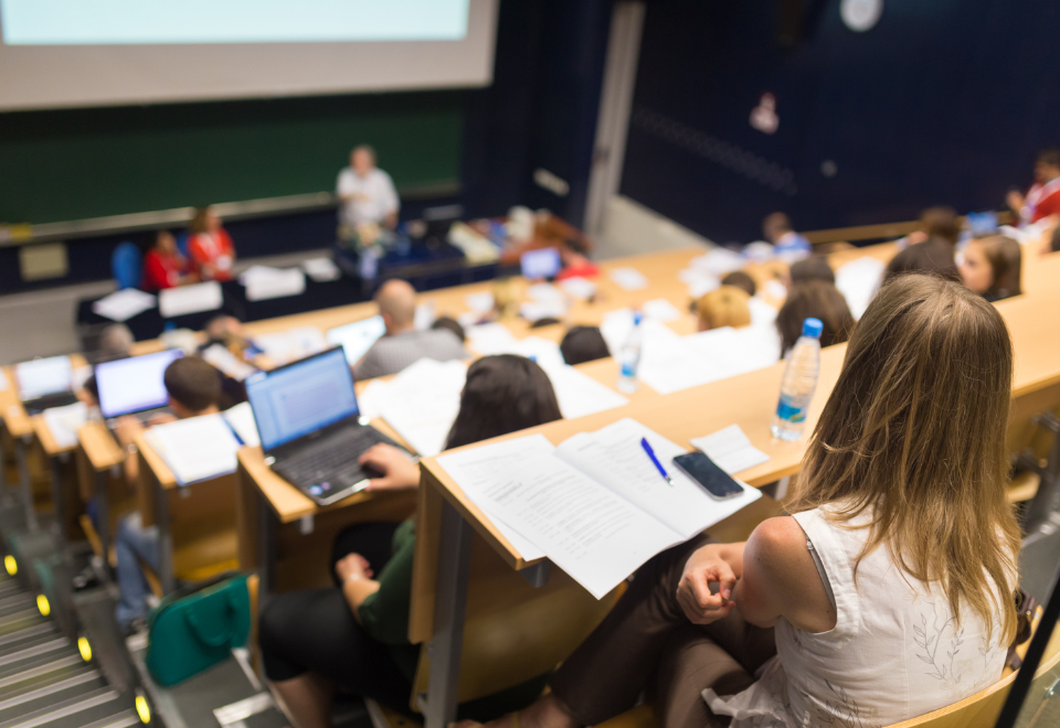 Studerende til forelæsning på universitet