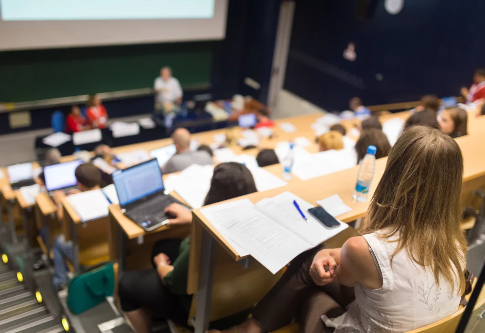 Studerende til forelæsning på universitet